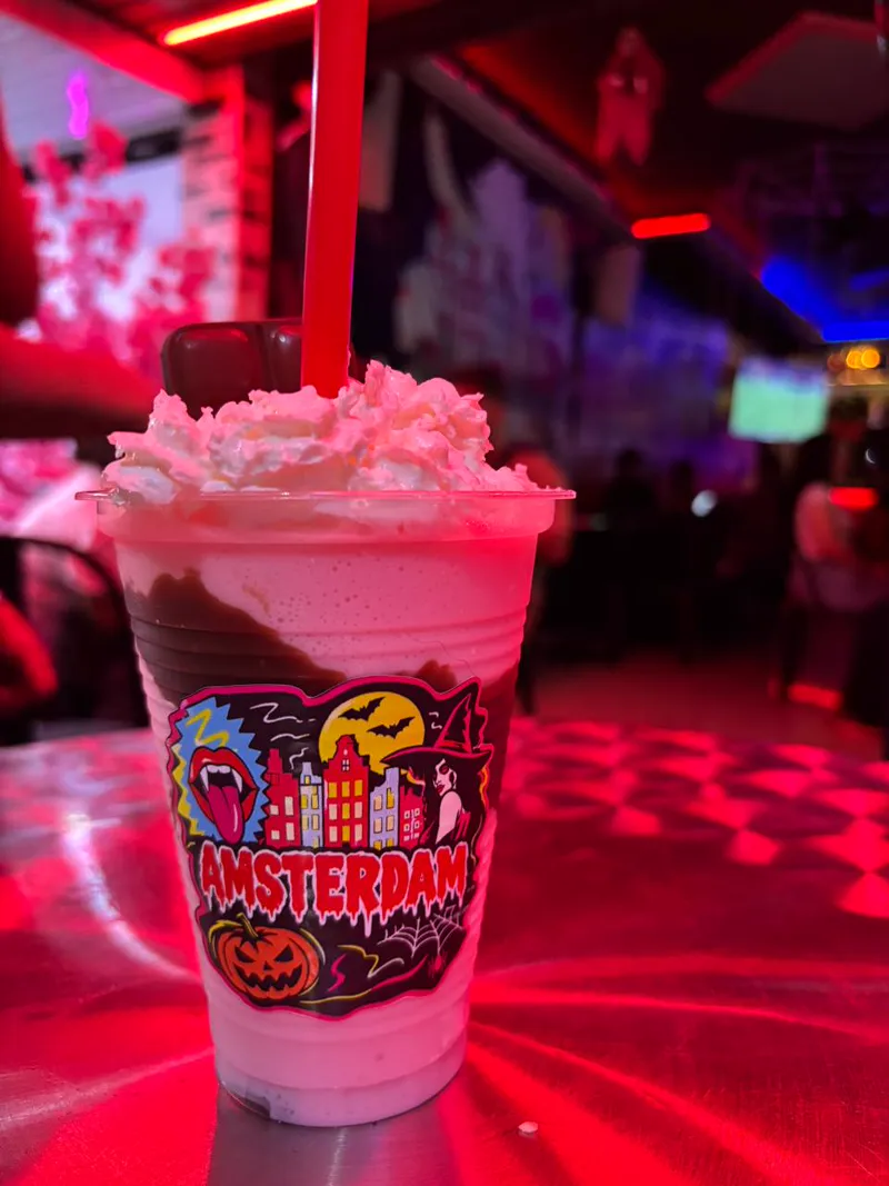 Granizado con crema y el sticker de Amsterdam Cocktails